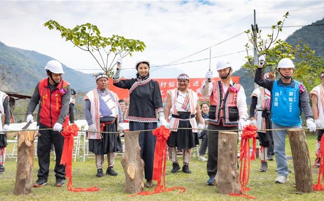 南投縣府將在信義鄉地利村「土虱灣」建置懸臂玻璃觀景平台，4日舉行動土典禮，南投縣長許淑華等人持番刀砍藤，象徵披荊斬棘，祈求工程平安。（南投縣政府提供／楊靜茹南投傳真）