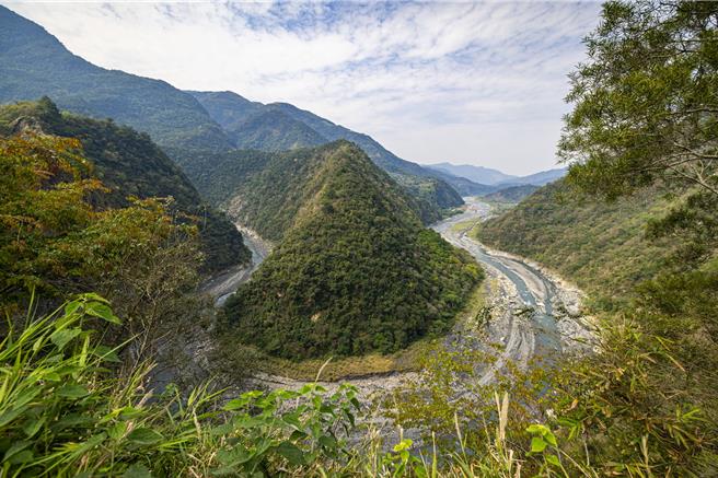 濁水溪行經台16線臨29便道約2.5公里處形成曲流，遭曲流包圍的綿延山巒神似土虱，俗稱「土虱灣」。（南投縣政府提供／楊靜茹南投傳真）