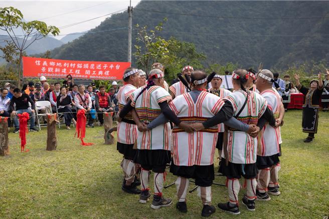 土虱灣興建懸臂玻璃觀景平台4日開工動土，達瑪巒文化藝術團以八部合音祈福。（南投縣政府提供／楊靜茹南投傳真）