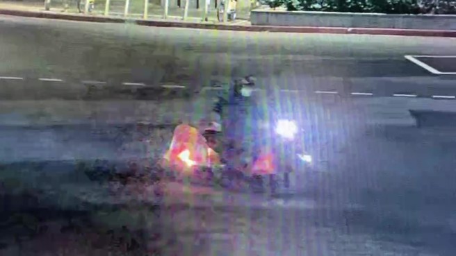 台北市1位阿伯騎乘機車，行經松山南京東路、塔悠路口，後方1位汽車駕駛發現阿伯的機車後面失火了！（翻攝畫面）