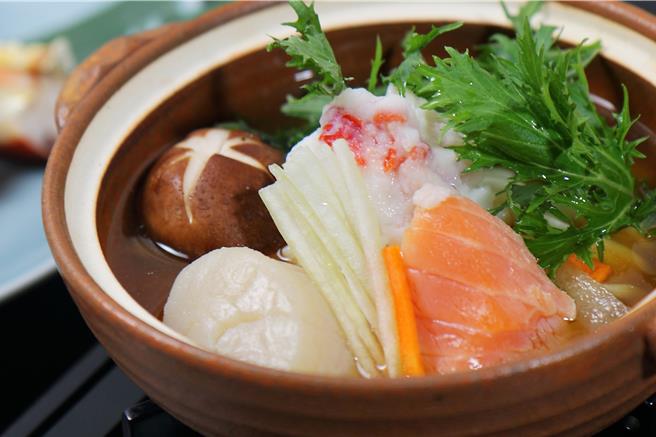 温物「石狩锅风小锅」是一道来自北海道石狩镇的乡土料理，主要是将鲑鱼与味噌汁结合当地季节蔬菜做出的澎湃料理。(老爷大酒店提供)