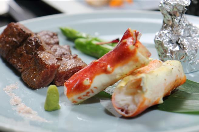 「北海道节特选会席」以北海道和牛与鳕场蟹的海陆双主菜呈现，让老饕同时品尝到顶级食材的奢华美味。(老爷大酒店提供)