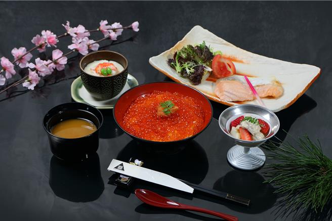 午间限定的「北海道名物御膳」套餐，每客1680元加1成，其中的主角「鲑鱼卵丼饭」，严选来自北海道的鲑鱼卵，粒粒色泽透亮饱满。(老爷大酒店提供)