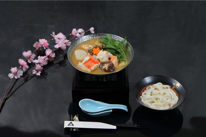 以单点方式供应的「北海道海鲜锅」，选用多款新鲜海鲜煮出一锅暖心口味，售价1280元加1成。(老爷大酒店提供)