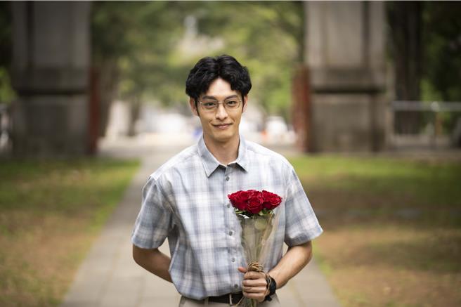 曹佑寧剧中拿玫瑰花求婚。（华视提供）