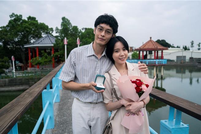 曹佑寧剧中拿玫瑰花向程予希求婚成功。（华视提供）