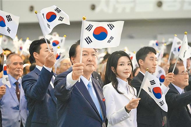 4日公布的一項民調結果顯示，韓國總統尹錫悅的施政支持率仍保持在40％以上。（圖╱美聯社）