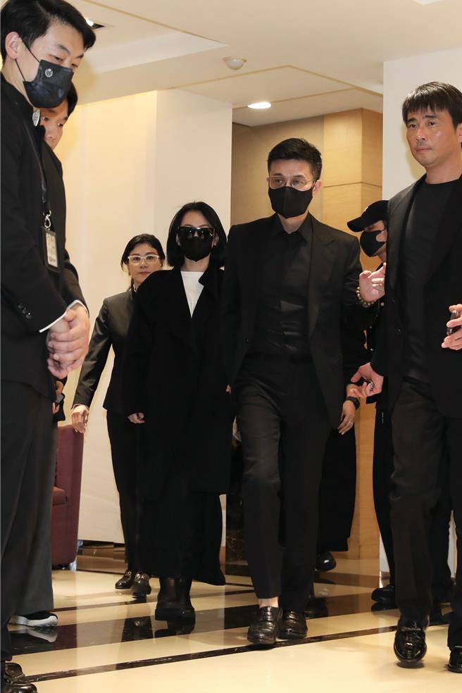 许雅钧（右）牵着小S（左）走出灵堂。（侯世骏摄影）