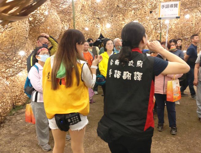 台灣燈會手語導覽 (圖片來源：台南市社會局提供)