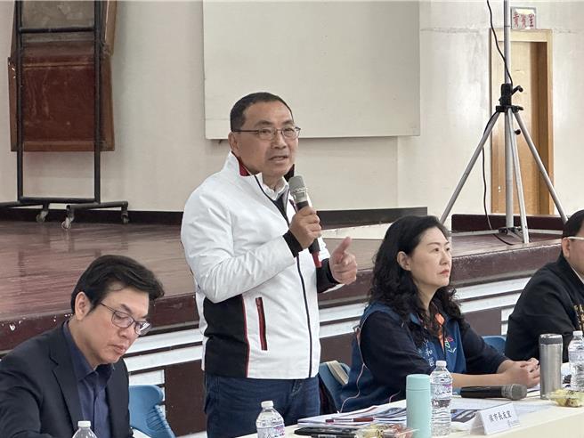 新北市長侯友宜4日主持中和行動治理座談會，侯希望里長能暢所欲言，共同解決地方上的大小事務。（高鈞麟攝）