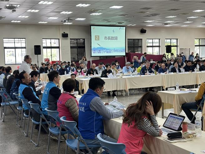 侯友宜傾聽基層意見及回饋。（高鈞麟攝）