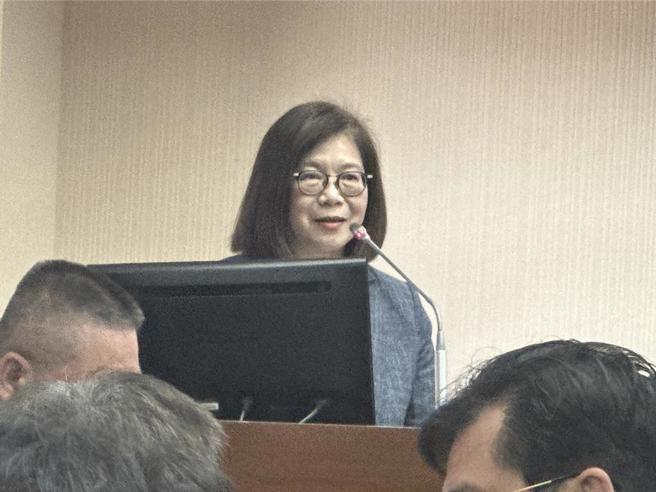 海委會主委管碧玲4日備詢時強調「碰撞和撞船事件完全不一樣」，自己支持海巡改專案報告題目。（黃婉婷攝）