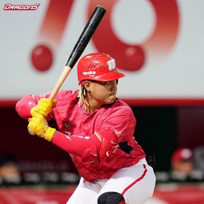 吉力吉捞「签名球棒」，球迷用2.8万标下。（翻摄画面）