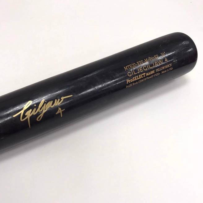 吉力吉捞「签名球棒」，球迷用2.8万标下。（翻摄画面）