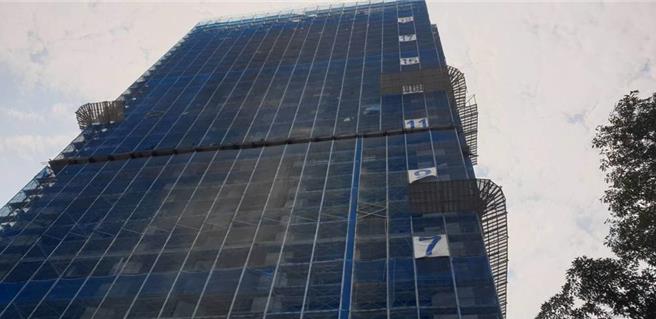 北市工安意外！40岁工人「高楼坠落3F」，无生命迹象送医。（记者叶庭欣翻摄）