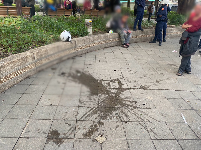 事发公园内地上有打斗痕迹。 （翻摄画面）