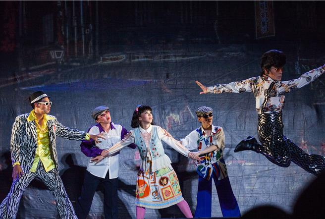 金枝演社歡樂逗趣的歌舞喜劇《可愛冤仇人》讓台上台下打成一片，中立者為「全勤」演員曾鏵萱。（塗建榮攝，金枝演社提供／李欣恬台北傳真）