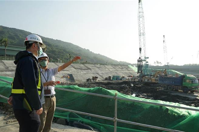 2022年时，高市副市长罗达生（左）在台积电高雄厂资深经理李明利陪同下进入厂区视察工厂基桩施工进度。（高市府提供）