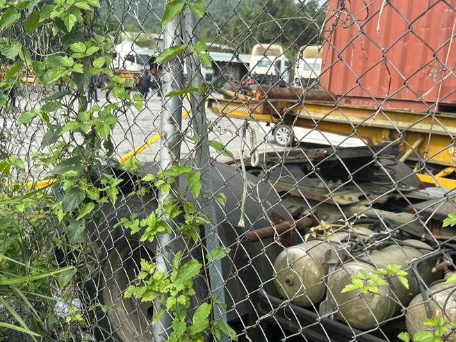 基隆男除草倒卧路边送医不治，竟是遭货柜车脱落轮胎击中。（翻摄画面）