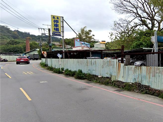 新北市土城永豐路上一處公有地，長期遭民眾私設停車場占用且環境凌亂。（新北市工務局提供／劉瑋晴新北傳真）