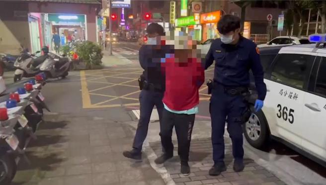 警方将涉嫌伤人的吴姓男子带回派出所侦讯。（新北市新庄警分局提供／吕健豪新北传真）