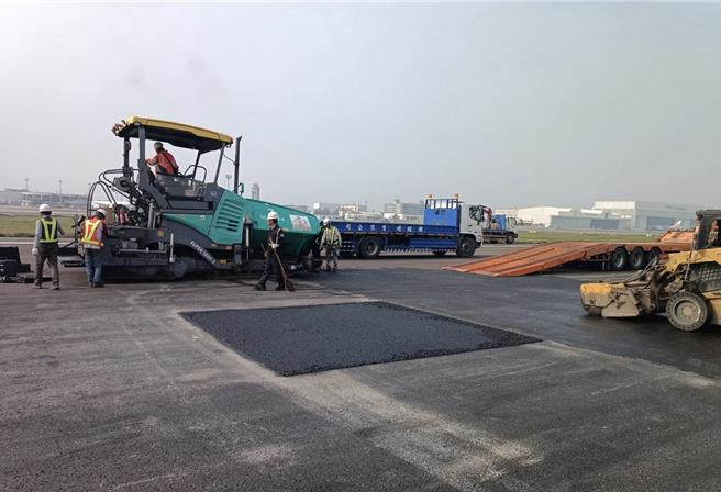 桃園機場南跑道歲修總計16區域、共1800公尺的跑道及滑行道施工範圍，預計今日晚間24時前完工，5日起恢復雙跑道運作。（桃機公司提供／蔡亞樺台北傳真）