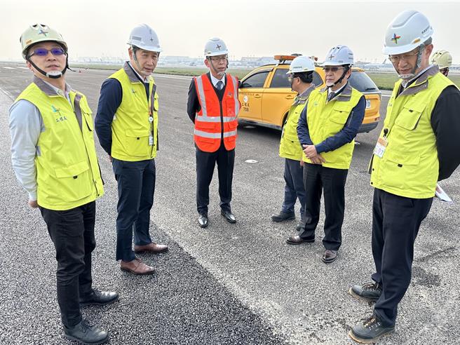 機場公司總經理范孝倫（左二起）、交通部常務次長林國顯、機場公司工程處處長黃春田、機場公司董事長楊偉甫、機場公司副總經理孫宏彬，前往視察跑道歲修施工情形。（桃機公司提供／蔡亞樺台北傳真）