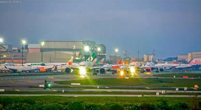 桃园国际机场南跑道3日起进行年度维修，不论是起飞或降落班机都有延误情况。（截图自桃园智慧旅游云直播影片）