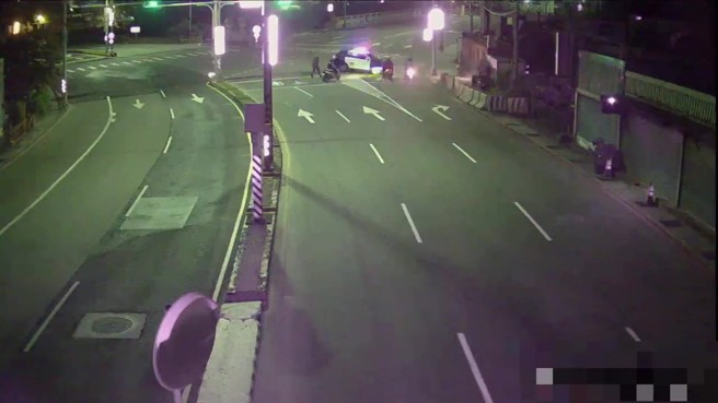 今（4）日凌晨2時許，新北市八里區中山路三段、訊塘一路口有山道猴炸街，警方獲報立即調度10名警力進行攔截圍捕，共查獲3人無照騎乘機車。（翻攝畫面）