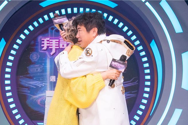 胡瓜（右）拥抱蓝心湄。（TVBS提供）