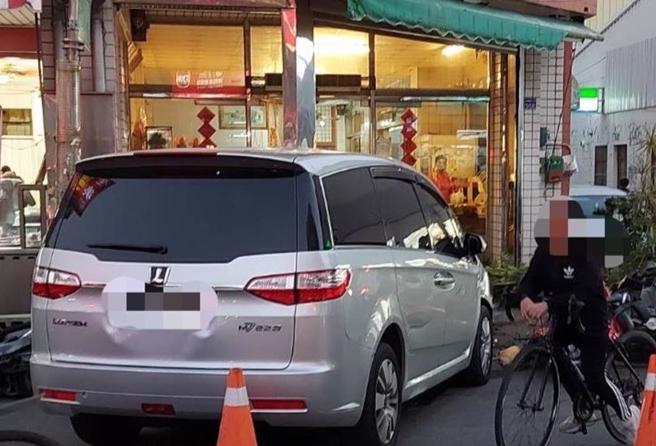 云林县虎尾镇4日晚上5点许，1辆休旅车行经林森路1段，疑因暴衝突然撞向路边，造成1名机车骑士伤重不治，2人轻伤，事发原因由警方厘清中。（云林县消防局提供／张朝欣云林传真）