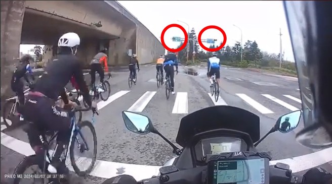 19辆脚踏车集体闯红灯，等候红灯的大型重机骑士傻眼了。（翻摄爆废1公社）