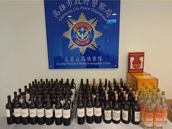 刘姓男清洁工以蚂蚁搬家的方式偷走上百瓶酒类，左营警方到一家老酒收购行找到上百瓶红酒与高粱酒等赃物。（翻摄照片／林瑞益高雄传真）★《中时新闻网》关心您：饮酒过量，有碍健康。酒后不开车，安全有保障！