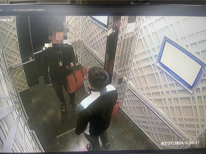 刘姓男清洁工以蚂蚁搬家的方式偷走上百瓶酒类，左营警方调阅监视器画面发现其行踪。（翻摄照片／林瑞益高雄传真）