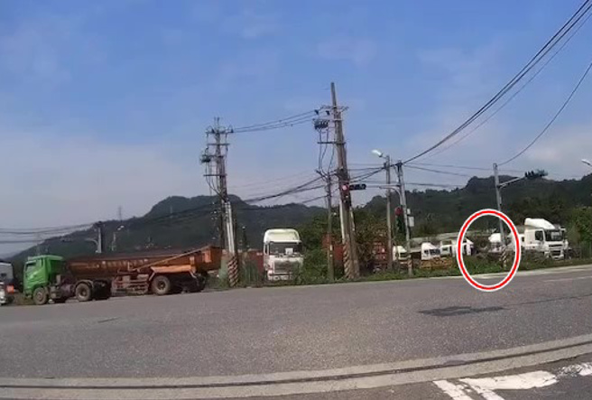 警方調閱監視器，發現上午11時24分許，一輛大貨車由五堵交流道往汐止方向，因不明原因輪胎脫落，砸傷實踐路253巷貨運公司內除草中46歲阮姓員工。（翻攝畫面）