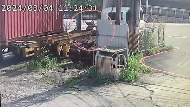 貨運公司內除草中46歲阮姓員工遭貨櫃車脫落輪胎砸中慘死。（翻攝畫面）