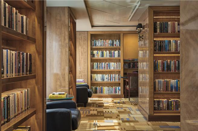 水晶交響號圖書館展現奢華風格，讓愛書人也可以找到休憩之地。（艾旅國際旅行社提供／吳娮翎台北傳真）  