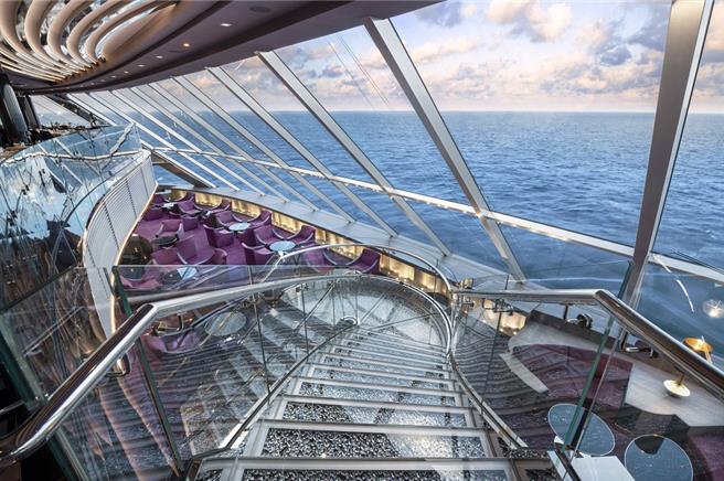 MSC地中海遊艇會樓中樓海景酒廊。（MSC地中海郵輪提供／吳娮翎台北傳真）