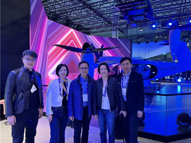 台灣大技術長郭宇泰(左3)、商務長林東閔(左1)前往韓國SK電訊展場交流。（台灣大提供）