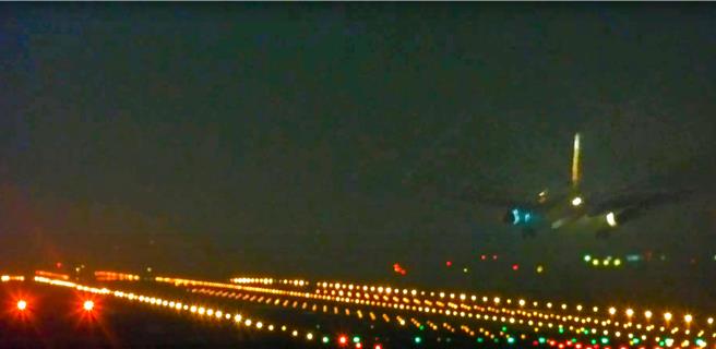 桃园机场南跑道岁修完工，4日晚间21时重新开放，第一班降落的班机是21时：08分降落的菲律宾航空PR894马尼拉飞台北航班。（翻摄自桃园智慧旅游云直播影片）