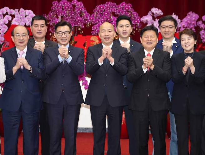 立法院19日举行新春团拜，院长韩国瑜（前中）、副院长江启臣（前左二）、民进党团总召柯建铭（前左）、国民党团总召傅昆萁（前右二）、民眾党团副总召黄珊珊（前右）等人一起拜年。（资料照片，刘宗龙摄）
