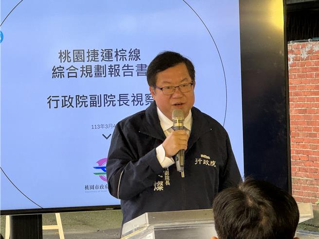 副阁揆郑文灿4日「回娘家」开心宣布政院上周核定桃园捷运棕线。(蔡依珍摄)