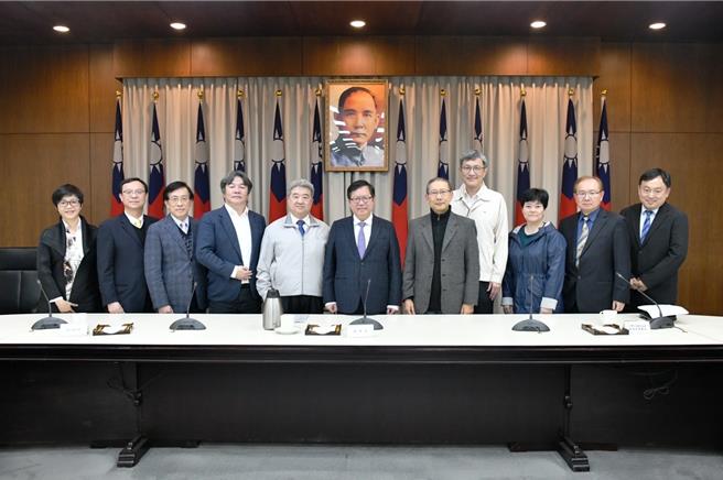 行政院副院长郑文灿今天在行政院主持「台湾社区医院协会与卫生福利部政策沟通会议」。（行政院提供）