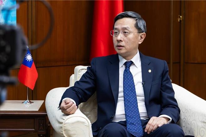 我国驻欧盟代表李淳接受NOS专访情形。(外交部提供)