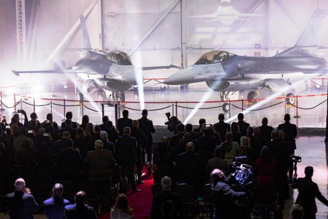 在洛马格林维尔工厂举行的斯洛伐克F-16交机仪式。(图/lockheed-martin)