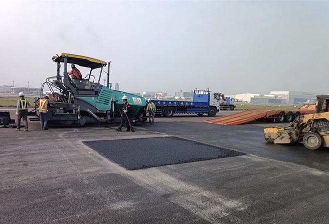 桃园机场南跑道岁修总计16区域、共1800公尺的跑道及滑行道施工范围，预计今日晚间24时前完工，5日起恢復双跑道运作。（桃机公司提供／蔡亚桦台北传真）