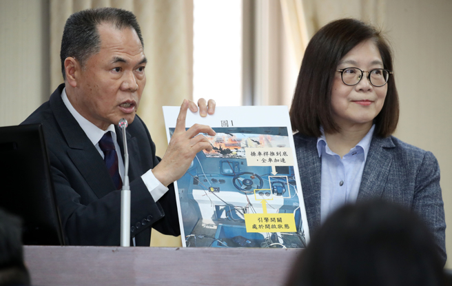 立法院內政委員會4日邀請海委會主委管碧玲(右、陸委會主委邱太三、國防部及海軍司令部參謀長就「金門撞船案:翻船執法過程及後續處理」進行專題報告，並備質詢。管碧玲與海巡署署長周美伍(左)上台回應立委的質詢。（劉宗龍攝）