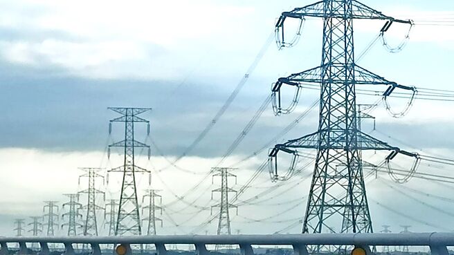 经济部3月中下旬将召开电价谘询委员会，4月新电价平均涨幅约在10％。其中工业用电平均涨幅逾1成，特高压用电大用户例如半导体产业涨幅将最大、应会超过15％。图／本报资料照片