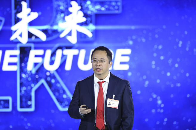 360集团创办人周鸿祎言：大模型发展是国运之争，今年是应用场景元年。图／中新社