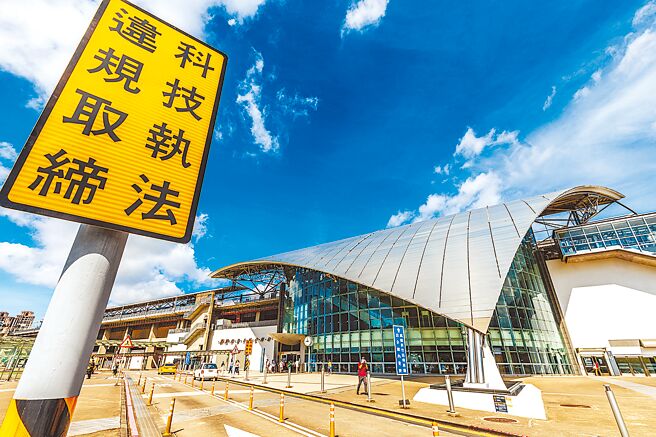 交通部长王国材上月抛出轻微违规、民眾检举不记点后，交通部4日将邀路权团体、职业驾驶团体举办座谈会。图为高铁新竹站执行科技执法，改善交通乱象。（本报资料照片）